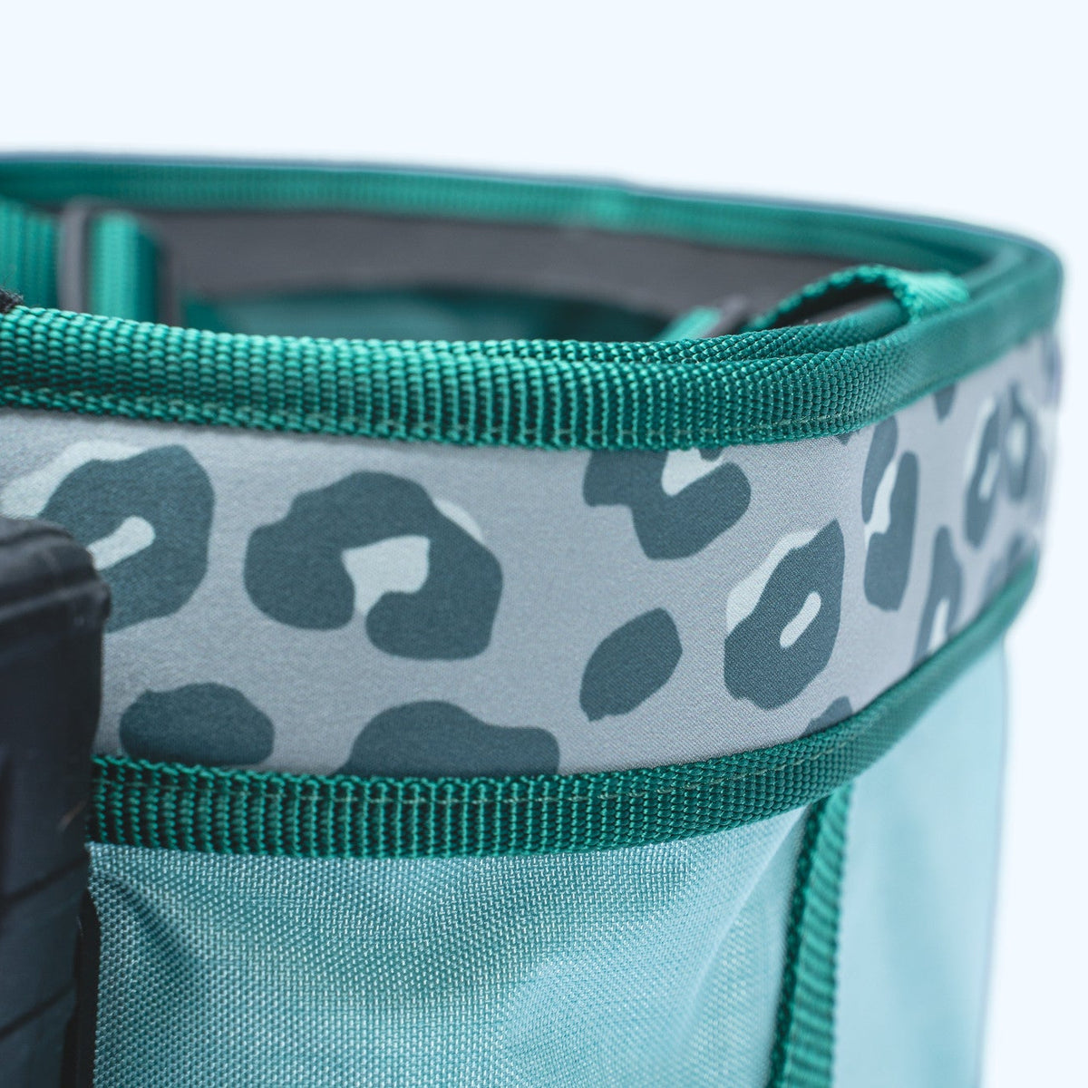 BIBO Pulmifier® Style Strap Leo-Muster in Grau mit grünem Rand, Detailansicht an der Maske
